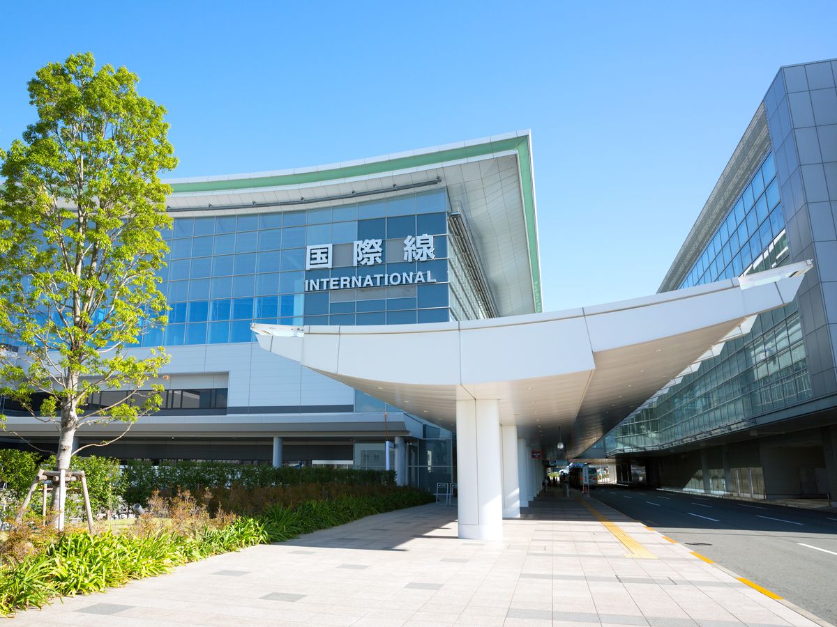 Curbside drop-off area at Tokyo Haneda Airport