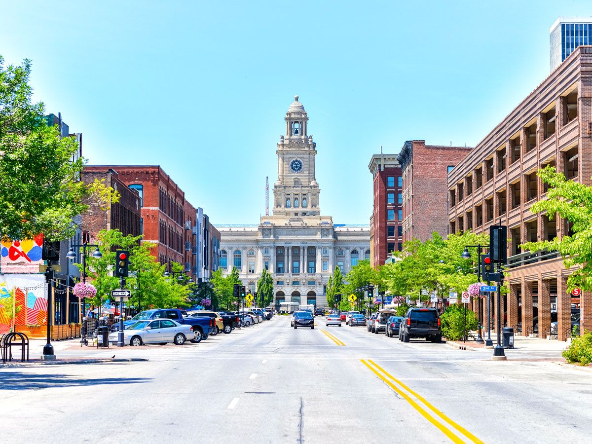 Street leading to courthouse in Des Moines, Iowa