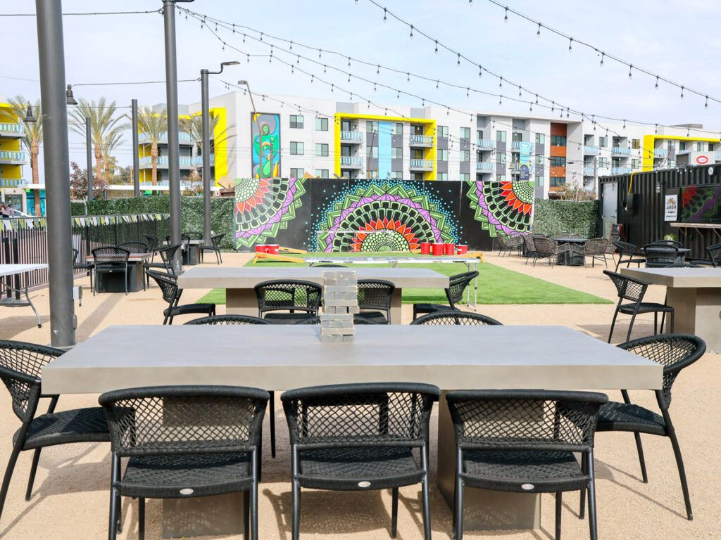 Outdoor dining and recreation area in Culdesac Tempe