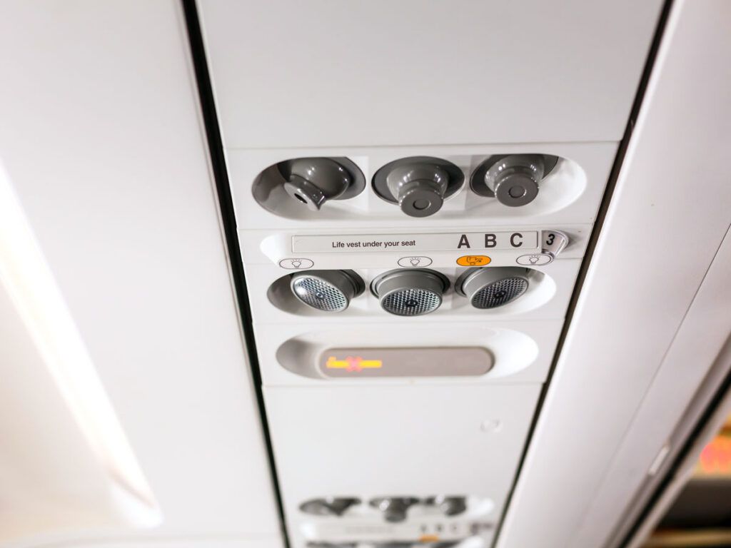 Overhead passenger service unit in airplane