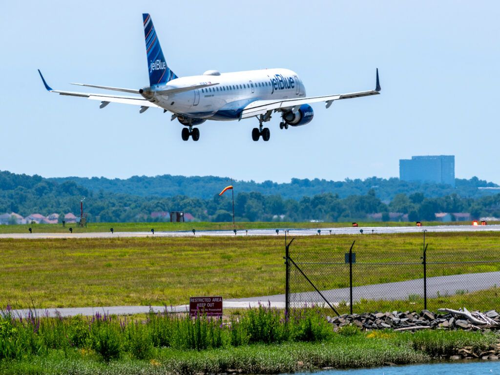 JetBlue Embraer 190 landing at Washington National Airport in D.C.