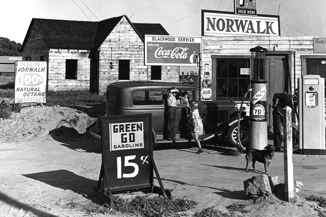 Gas station in California, 1940